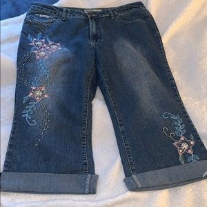 DANIEL Denim Crop Jeans w/Flower Detail EUC